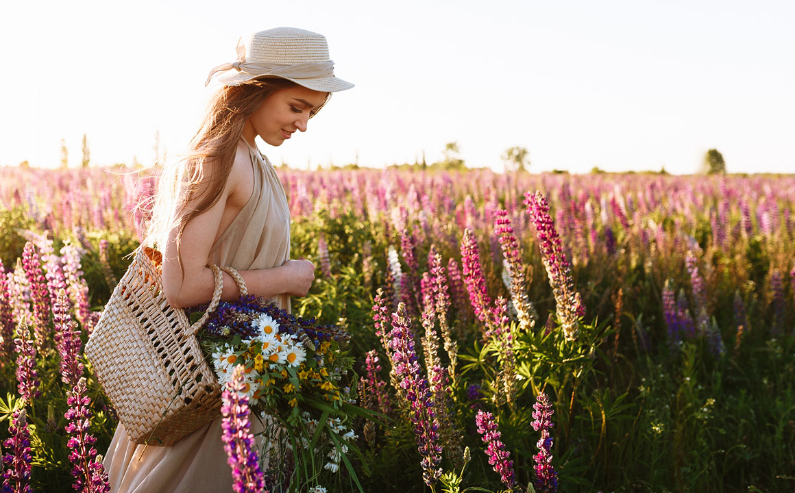minimalistic-fashion-woman-in-a-field