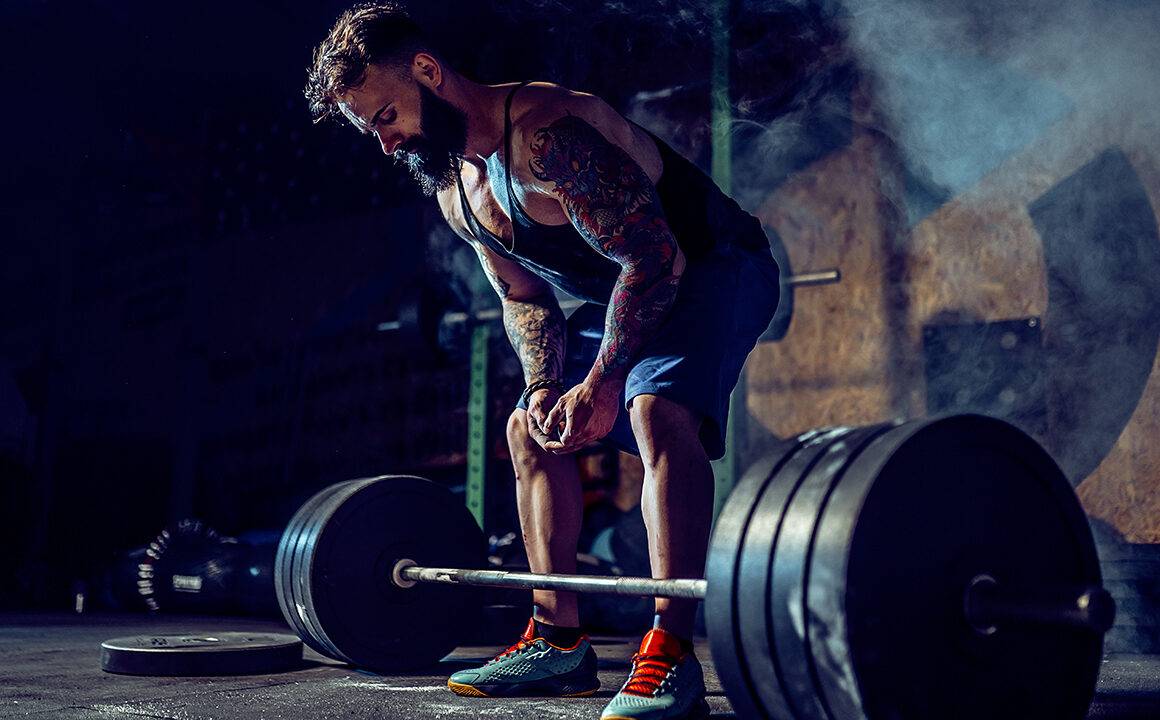 how-to-deadlift-more-weight-man-lifting-weight