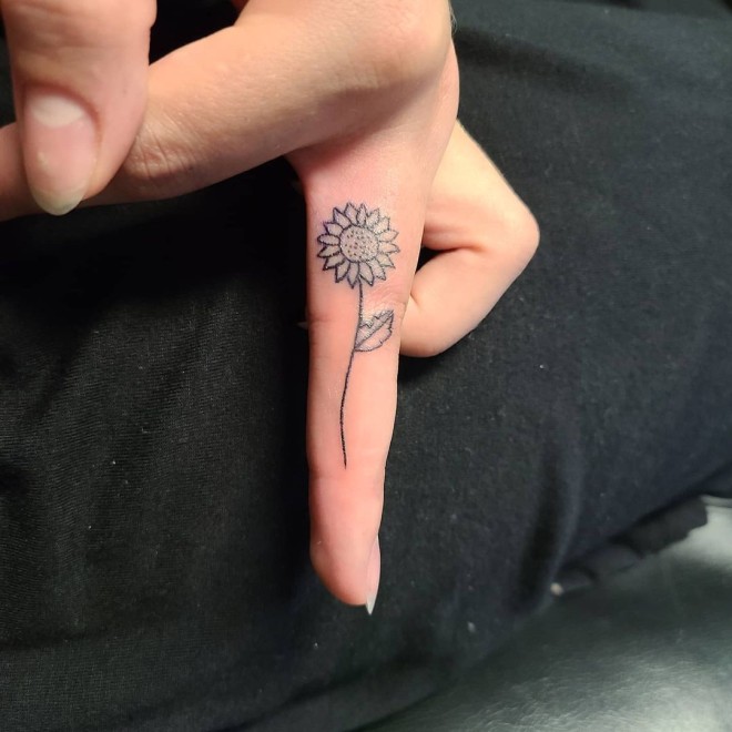 Complement This Fall With These Chic Finger Tattoos!