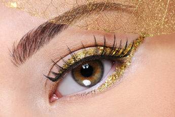 beauty-tip-for-casino-night-main-image-woman-in-eyeliner