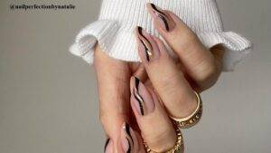 Some Trendy Swirl Nail Art Ideas For The Fresh Winter Manicure.
