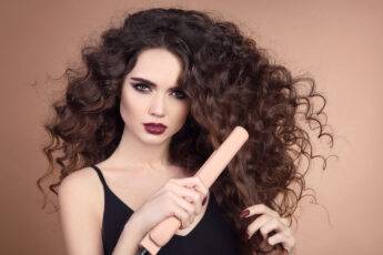 curly-hair-glam-makeup