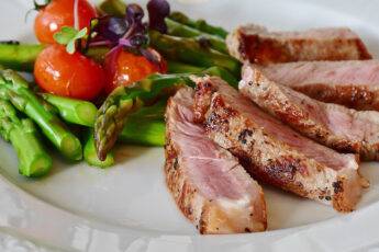 meat-asparagus-tomatoes-plate