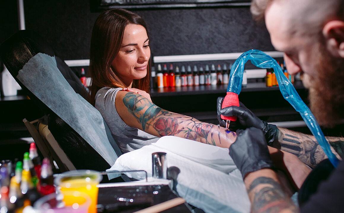 safety-tips-for-body-art-professionals-tattoo-artist-professional-application