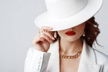 types-of-popular-fedora-hats-for-women-woman-in-stylish-white-fedora