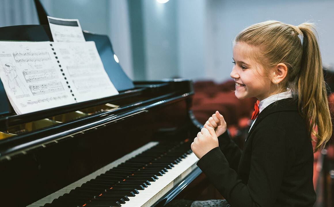 ways-the-internet-makes-learning-music-easier-girl-playing-piano