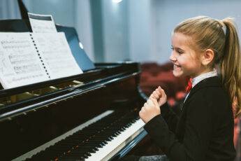 ways-the-internet-makes-learning-music-easier-girl-playing-piano