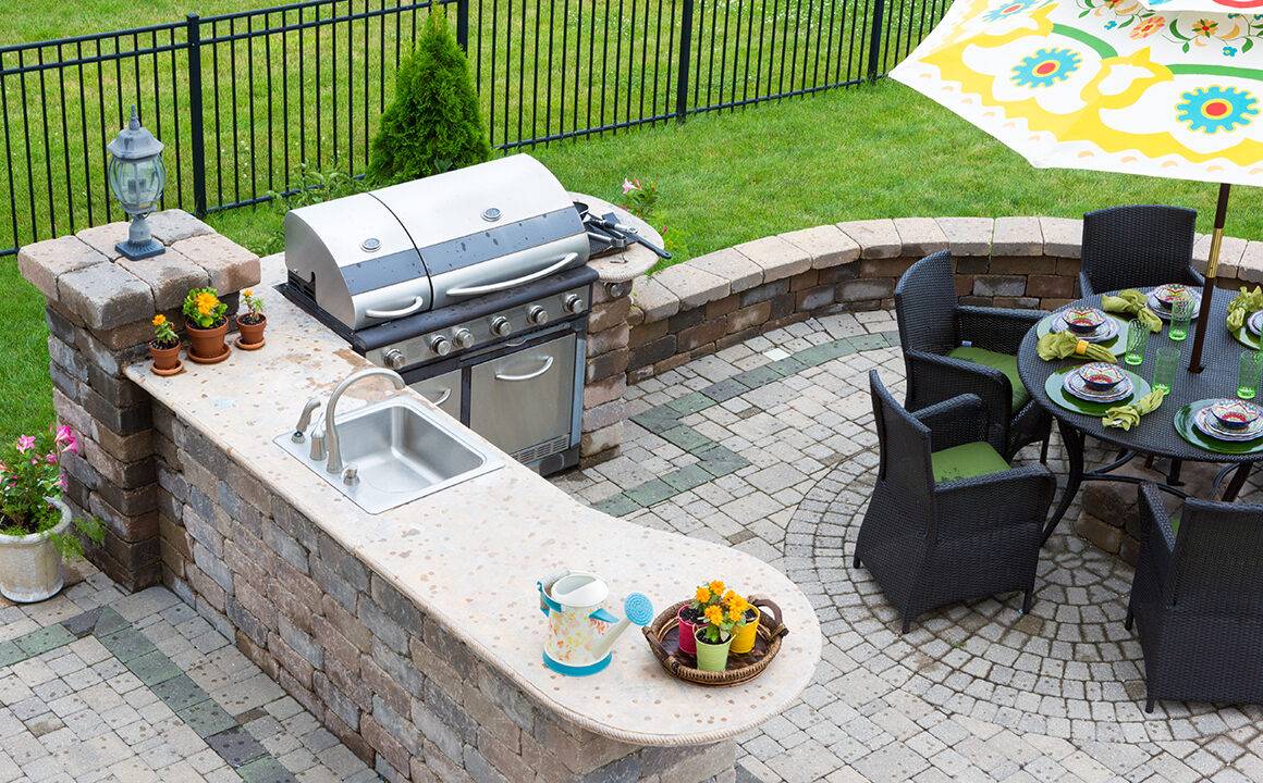 what-type-of-contractor-should-i-hire-for-an-outdoor-kitchen
