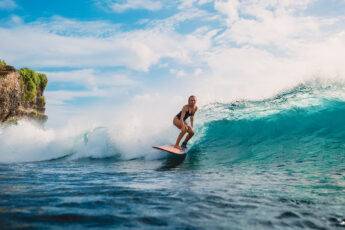 beginner-tips-on-how-to-catch-a-wave-woman-surring