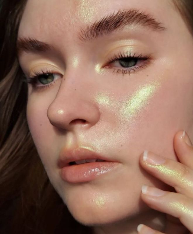 Gold Makeup Is The Chicest Trend This Summer Season