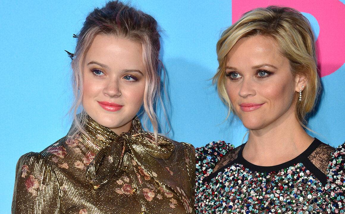 reese-witherspoon-and-daughter-on-red-carpet-main