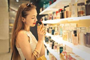 red-lipstick-perfume-store-shopping
