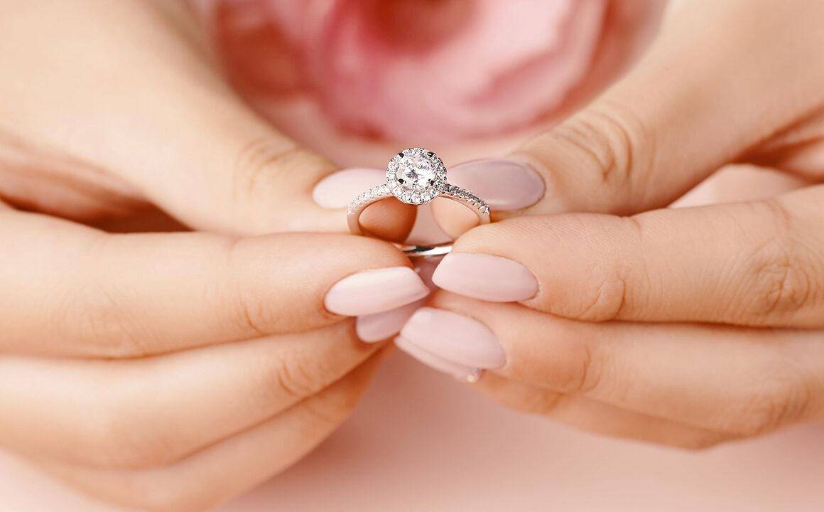 engagement-ring-guide-main-image-woman-holding-diamond-ring