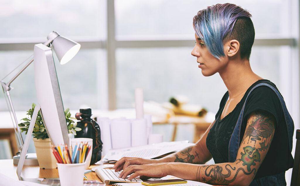 short-hair-woman-tattoo-artist-working-on-computer