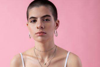 how-to-wear-body-jewelry-young-woman-in-body-jewelry