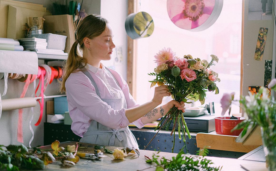 woman making a flower bouquet